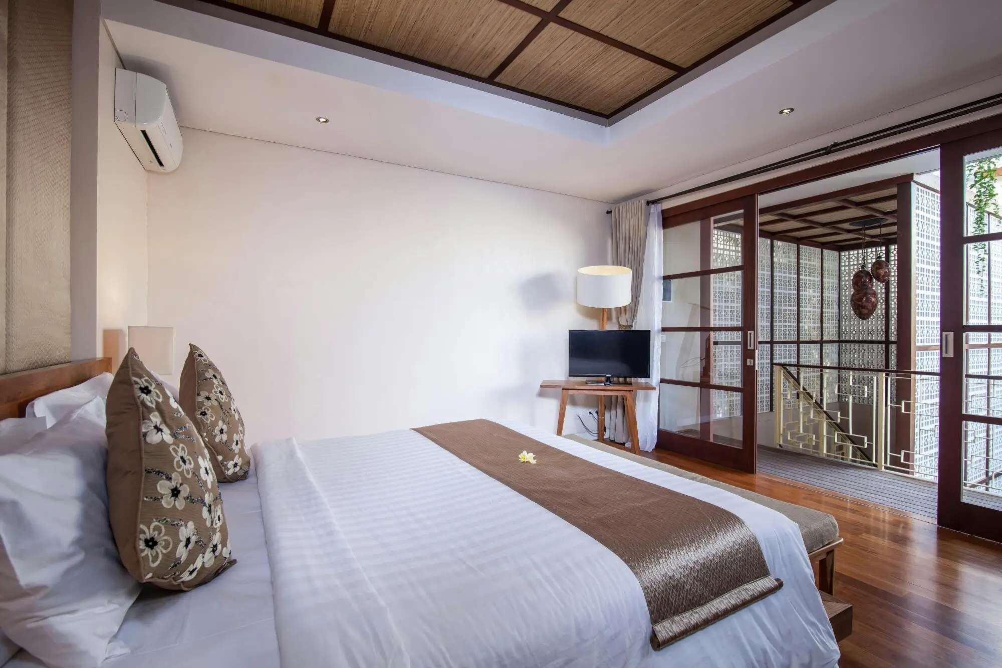 Laundering Tips for Vacation Rental Linens: Keeping Them Fresh and Crisp